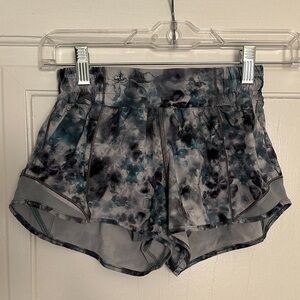 Lululemon Athletica Women's Athletic Shorts in Gray and Blue Pattern